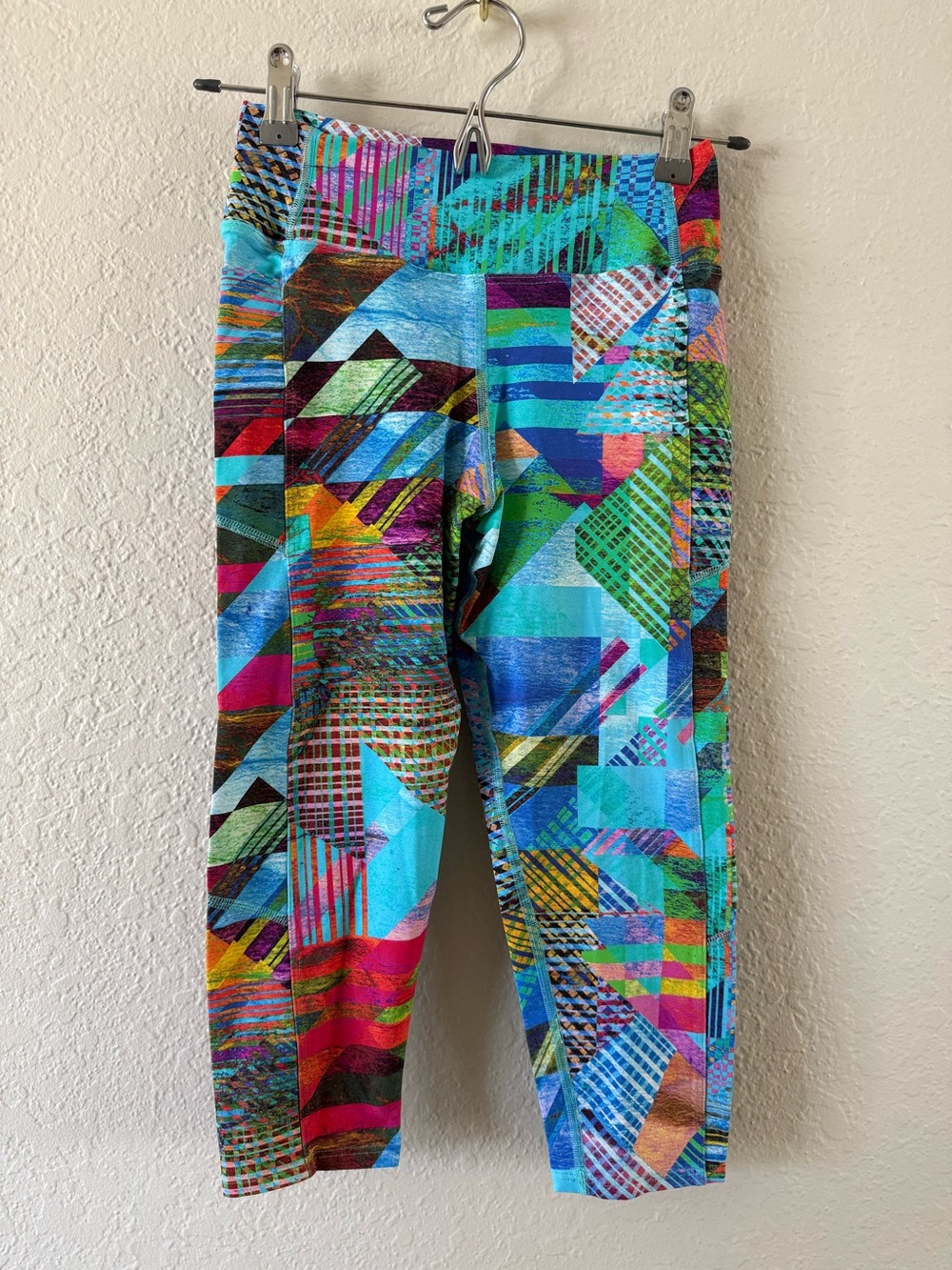 Dona Jo Vibrant Geometric Print Capri Leggings Size S Excellent Unworn Condition